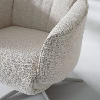 Armlehne eines hellgrauen Designer Relaxsessels in Detailansicht.