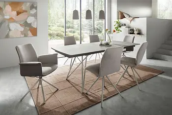 Schwarzer Esstisch und Esszimmerstühle mit hellem Gestell. 