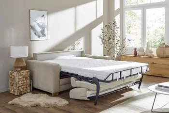 Beiges Schlafsofa, das umgebaut ist zum Bett und eine Matratze für ein Doppelbett hat.