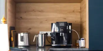 Küchennische aus Holz für Kaffeemaschine