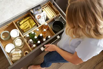 Hoch eingebaute Schublade mit Ordnungskästen