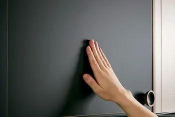 Hand fasst auf Oberfläche ohne Fingerprint