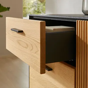Detailbild von Schublade eines Sidebaords mit hochwertigem Metallgriff.