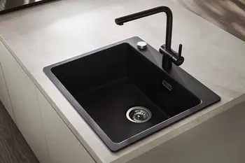 Schwarze Verbundstoffspüle mit Design Arbeitsplatte.