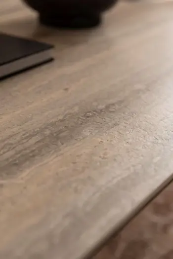 Oberfläche eines beigen Keramik Couchtisches in Nahansicht.