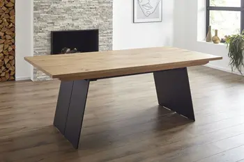 Esstisch mit Massivholz Tischplatte und schwarzen Wangen.