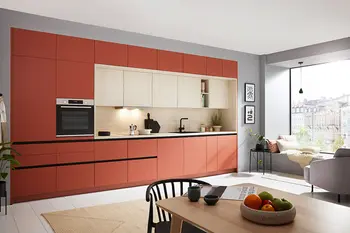 Orangerote Einbau-Küchenzeile in Wohnküche