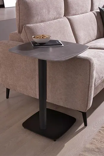 Höhenverstellbarer, quadratischer Beistelltisch mit grauer Keramiktischplatte.