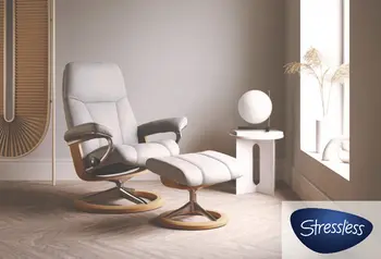 Stressless Relaxsessel in heller Umgebung mit passendem Fußhocker und modernem skandinavischen Design.