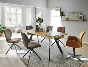 Sie sehen auf dem Bild ein Tisch mit Massivholzplatte und schwarzem Untergestell, dazu die passenden Stühle in verschiedenen Farben und Untergestellen