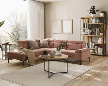 Terracottafarbenes Stoffsofa in gemuetlichem Wohnzimmer.