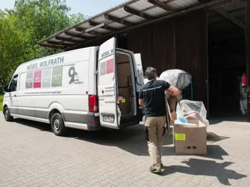 Mitarbeiter sortiert Müll