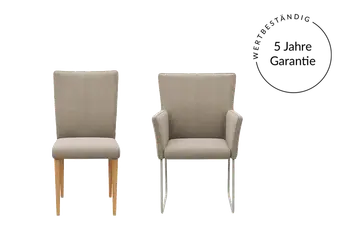 Zwei Stühle in unterschiedlichen Varianten mit und ohne Armlehne und Gestell-Varianten.