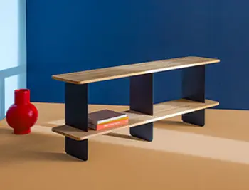 Wandregal und Sideboard OLAI von RAUM-FREUNDE vor blauem Wand auf gelbem Boden