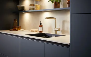 Blaue Designküche mit Einbauspüle.