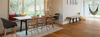 Esstisch mit vier Stühlen und Sitzbank