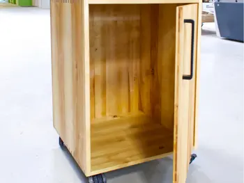 Geöffnete Tür des Mehrzweckschrankes