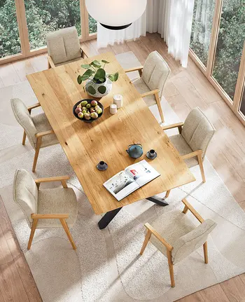 Vogelperspektive auf einen modernen Essbereich mit großem Esstisch aus Wildeiche und sechs Armlehnstühlen in beigem Stoff.