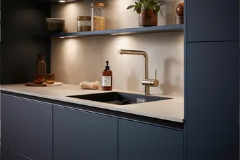 Contur Kuechenzeile mit Armatur und Beleuchtung