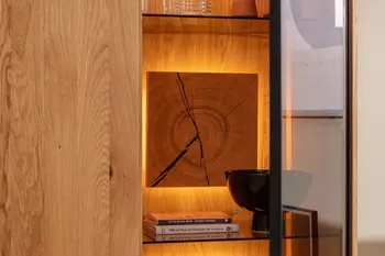 Teil einer Wohnwand aus Holz mit Beleuchtung