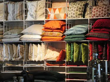 Kissen und Decken in unserer Boutique