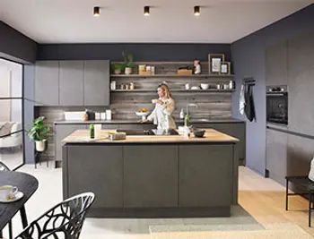 Graue Küche mit Kücheninsel und Holzarbeitsplatte.