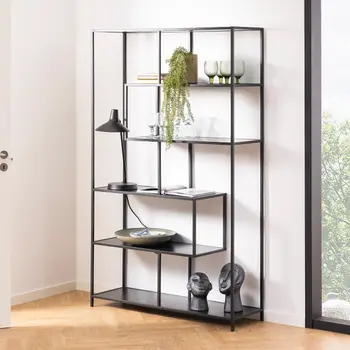 Ein schwarzes Regal mit mehreren Ablagen für verschiedene Schuhe steht an einer Wand im Innenbereich. Es ergänzt die Inneneinrichtung und verfügt über einen Spiegel.