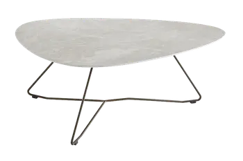 Moderner Couchtisch mit organisch geformter, weißer Tischplatte.