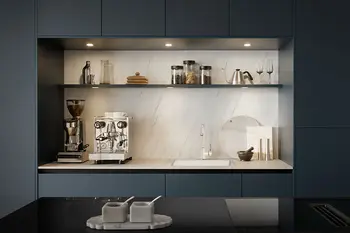 Blaue Hochschränke einer Design Küche mit heller Beleuchtung. 