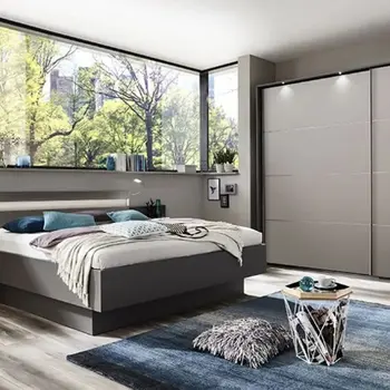 Komplett-Schlafzimmer in stilvollem grau mit integrierter Beleuchtung des Schranks  
