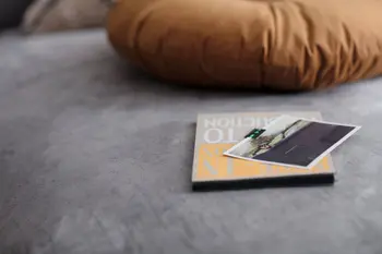 Sitzfläche eines grauen Sofas.