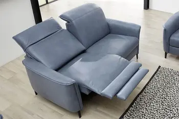 Blaues Ledersofa in Relaxposition.