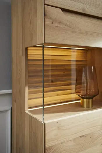 Beleuchtete Vitrine aus Massivholz im Detail.