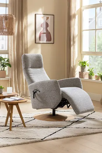 Grauer Relaxsessel mit rundem Holzfuß.