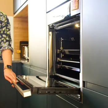 Backofen mit Slide &amp; Hide-Tür