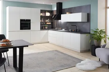 Weiße Küche mit kristallweißen Fronten aus Lack-Laminat