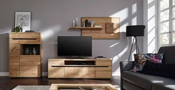 Massivholz Wohnwand mit sichtbarer Maserung an den Fronten und Glaselementen bestehend aus TV-Lowboard, Wandregal und Highboard.