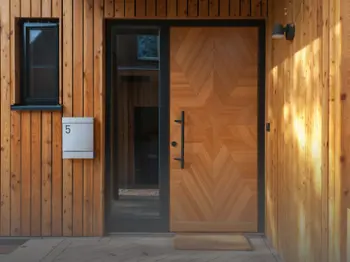 Haustür aus Lärche mit Sternenmuster