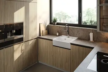 Weiße Keramikspüle in Holzlamellenküche