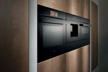 Ein Dampfgarer in einer Kombination mit Kaffeemaschine und Ofen