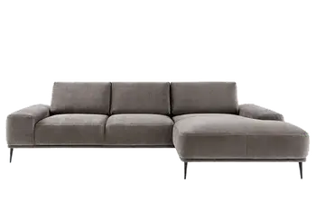 Ecksofa mit Stoff bezogen in der Farbe mocca mouse mit filigranen schwarzen Beinen.
