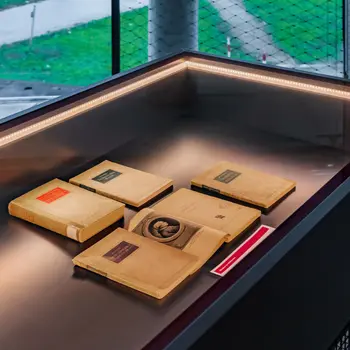 Exponattisch für besondere Exponate der Unibibliothek Magdeburg