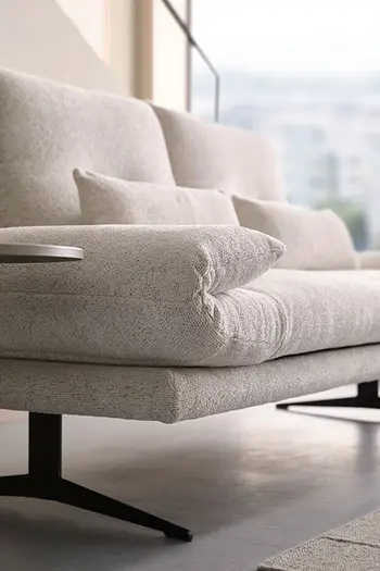 Detailbild von Armlehne eines modernen, beigen Sofas.