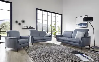 Drei blaue Ledergarnituren, die in einem hellen Raum stehen.