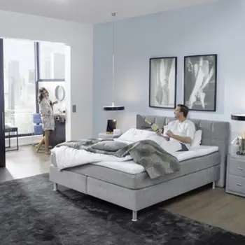 Viele Ausführungen von Betten sind in unserer Ausstellung, Stoff, Holz, Lack