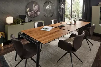 Moderner Esstisch mit schwarzem Gestell und Holz Tischplatte, der verlängert wurde.