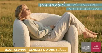 Banner zur Sommerglück-Aktion. Eine Frau liegt entspannt in einem Sessel auf einer Wiese. Die Sonne strahlt ihr warm ins Gesicht.