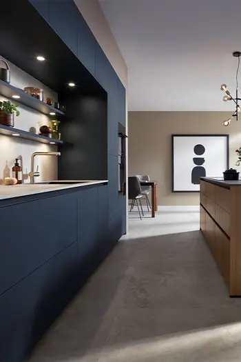 Blick in eine moderne Küche mit blauen Hoch- und Unterschränken und Kücheninsel aus Holz.