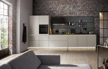 Elegante Küchenzeile in urbaner Wohnung.