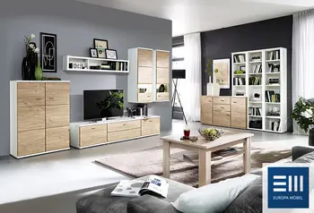 Modernes Wohnzimmer mit Holz- und Weißmöbeln, bestehend aus Wohnwand, Regalen, Kommoden und Couchtisch, dekoriert mit Büchern und Pflanzen.